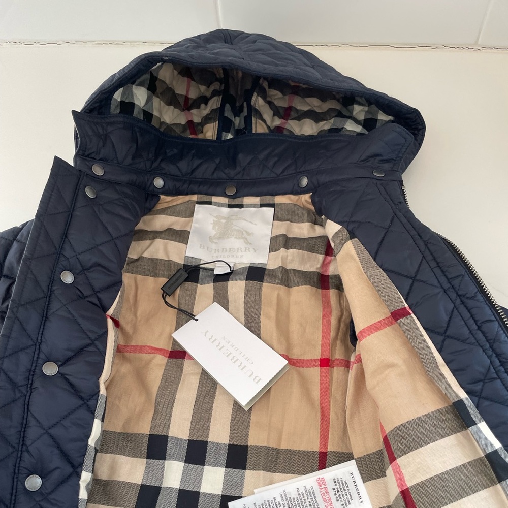 NWT Burberry quilted raincoat with hood! Classic Burberry style! Size 2Y